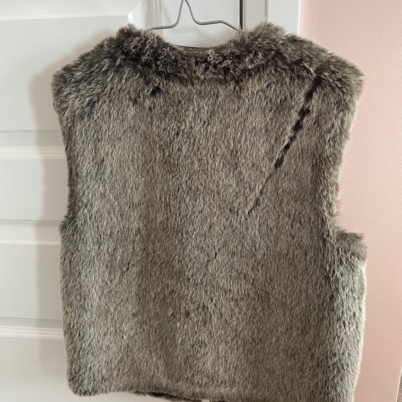 Talula Aritzia faux fur vest - Picture 3 of 4